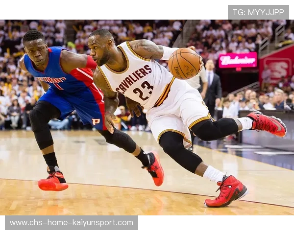 詹姆斯在进攻转换中完成单手劈扣震惊全场